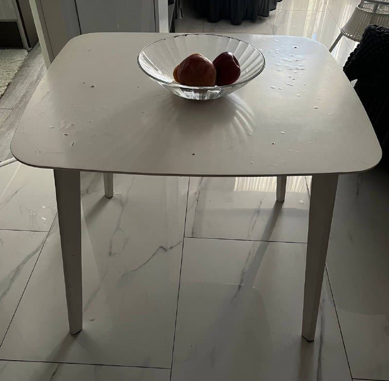 Стол с деревянными ножками 80x90