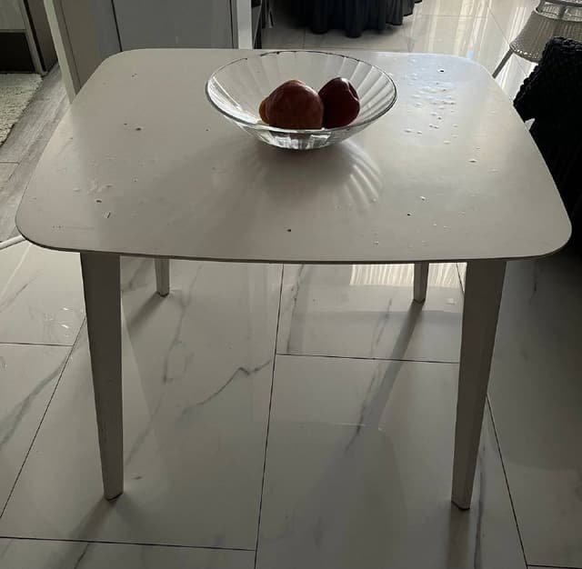 Стол с деревянными ножками 80x90