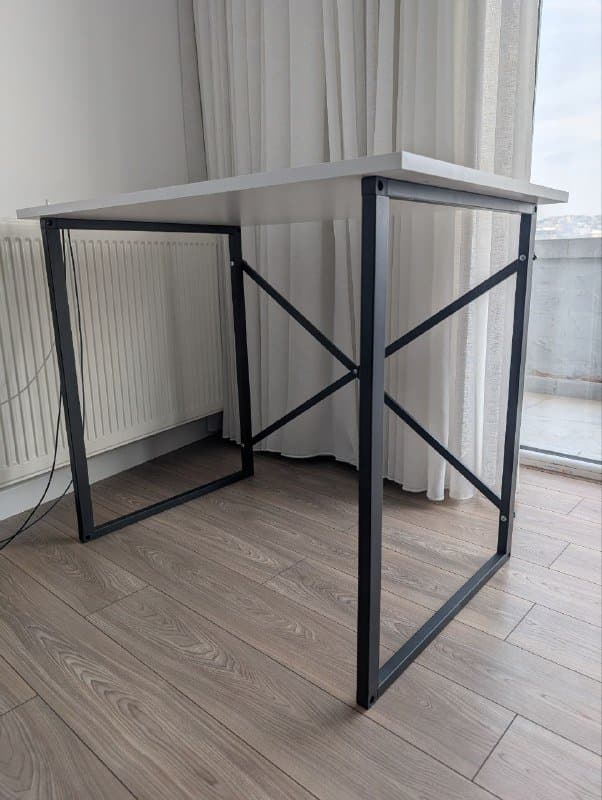 Стол и компьютерный офисный стул