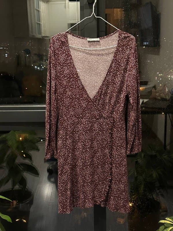 кейс для покера, прозрачное платье, платье с длинным рукавом, ковбойская шляпа, зимняя шапка, зимняя куртка 6