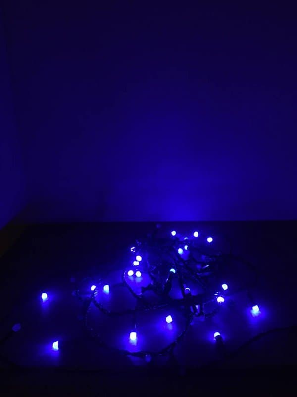 Искусственная елка с гирляндой и игрушками 2