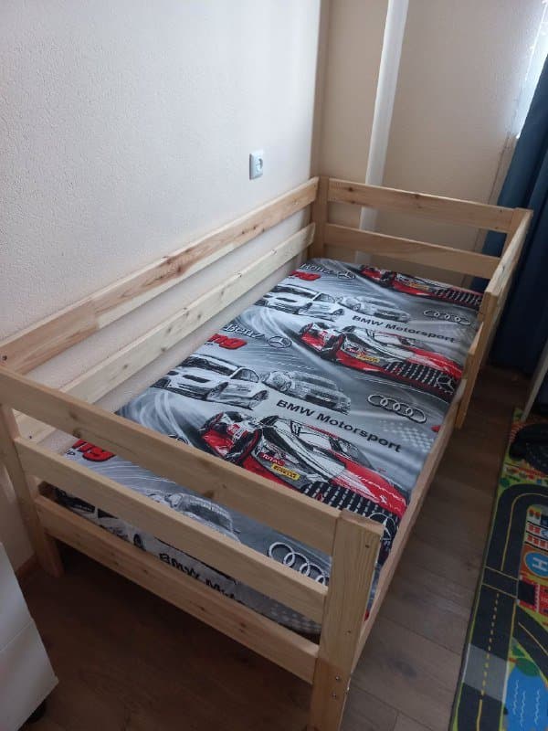 Детская кровать с матрасом и простыней