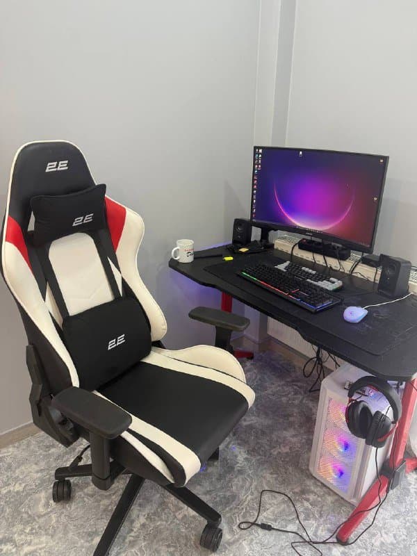 Мощный ПК, стол компьютерный, игровое кресло