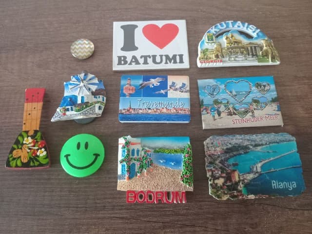 Магниты из дерева и камня, пластиковый смайлик