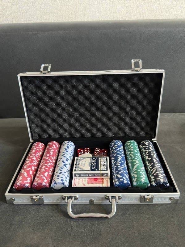 кейс для покера, прозрачное платье, платье с длинным рукавом, ковбойская шляпа, зимняя шапка, зимняя куртка