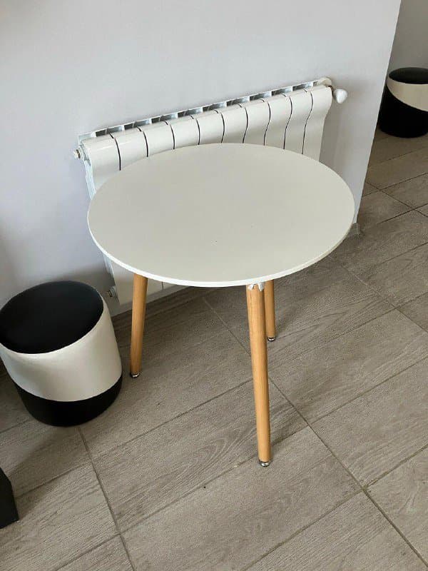 Деревянный круглый столик