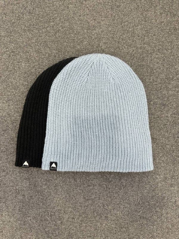 Шапки черная и голубая