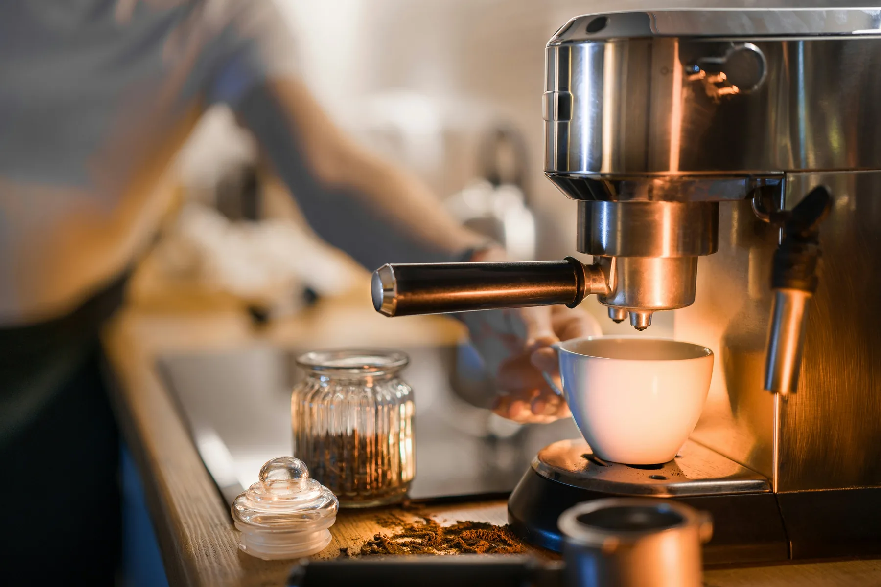 Aparat za kafu priprema šoljicu kafe